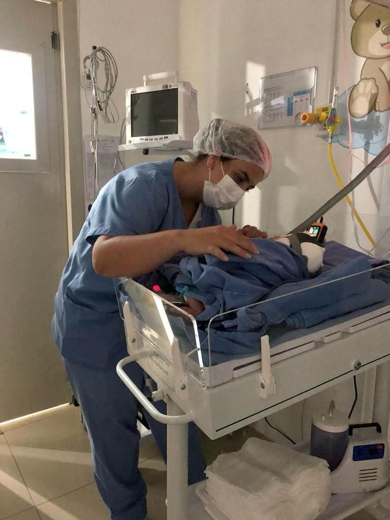 Dra. Andressa em atendimento na UTI neonatal